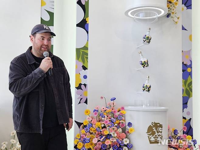 [서울=뉴시스] 류난영기자= 리차드 퀸 디자이너가 4일 서울 종로구 '누디트 익선'에서 열린 '로얄살루트 21년 리차드 퀸 에디션2' 론칭 행사에서 언론과 인터뷰 하고 있다.