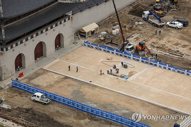 일제에 훼손된 광화문 월대 복원 공사 이달 중 마무리 (서울=연합뉴스) 황광모 기자 = 3일 서울 종로구 광화문 월대 복원 공사 현장의 마무리 공사가 한창이다. 
문화재청은 이달 중 광화문 월대 복원을 위한 공사 작업을 마무리할 계획이다. 
    월대는 경복궁의 정전인 근정전, 종묘 정전 등에서 볼 수 있는 넓은 대를 뜻한다. 광화문 앞 월대는 국가적으로 중요한 행사가 있을 때 임금과 백성이 만나 소통하는 장소였으리라 추정되나, 일제강점기를 거치며 사라졌다. 2023.10.3 hkmpooh@yna.co.kr