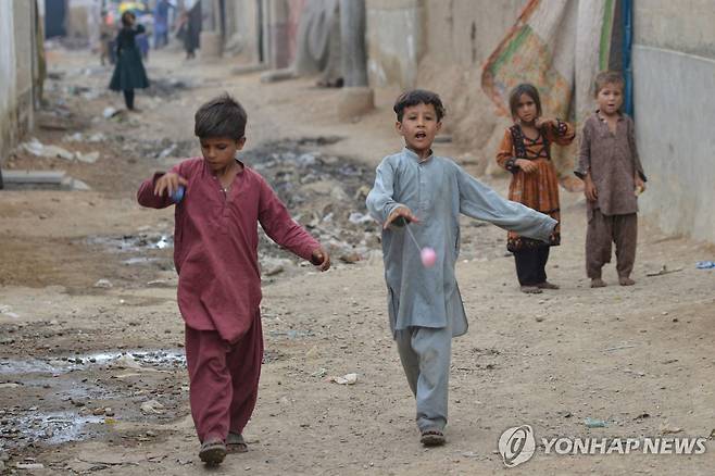 파키스탄 카라치 소재 아프간 난민캠프서 놀고 있는 아이들 [AFP 연합뉴스 자료사진. 재판매 및 DB 금지]