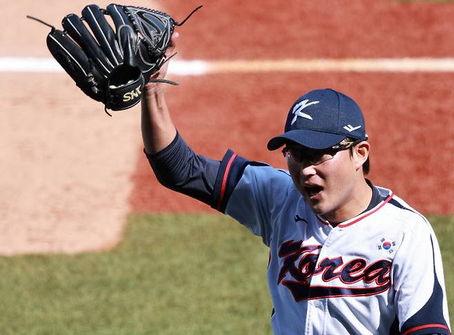 5일 중국 저장성 항저우 인근 사오싱 야구·소프트볼 스포츠센터 제1구장에서 열린 2022 항저우 아시안게임 슈퍼라운드 일본과 대한민국의 경기. 5회초 2사 주자 2루, 대한민국 투수 박세웅이 일본 나카가와 히로키를 삼진으로 잡으며 무실점으로 이닝을 막은 뒤 더그아웃으로 들어오며 환호하고 있다. 사진=연합뉴스