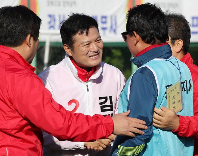 김태우 국민의힘 강서구청장 후보가 5일 오전 인천 계양구 강서개화축구장에서 열린 강서부동산연합협동조합 한마음 체육대회에서 유세활동을 하고 있다. (사진=뉴시스)