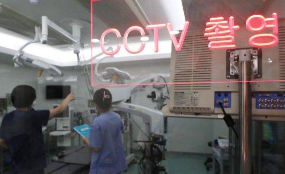 경기도의료원 수원병원 수술실에서 병원관계자들이 CCTV를 점검하고 있다.(보도 내용과 관련이 없는 자료 사진입니다.)  [사진=뉴스1]