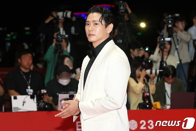 배우 유태오가 4일 오후 부산 해운대구 영화의전당에서 열린 ‘제28회 부산국제영화제’(BIFF) 개막식에서 레드카펫을 밟고 있다. ⓒ News1 권현진 기자