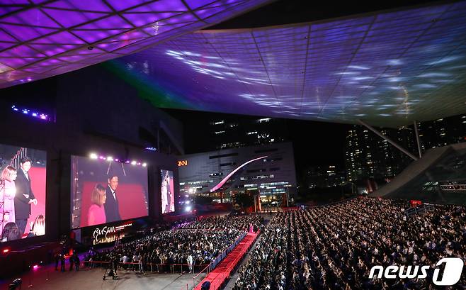 홍콩계의 대부 주윤발이 4일 오후 부산 해운대구 영화의전당에서 열린 ‘제28회 부산국제영화제’(BIFF) 개막식에서 레드카펫을 밟고 있다.  ⓒ News1 권현진 기자