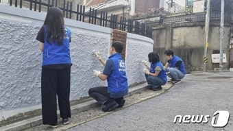 KCC가 온동네 숲으로노후 주거환경 개선 봉사활동을 펼쳤다. (KCC 제공)