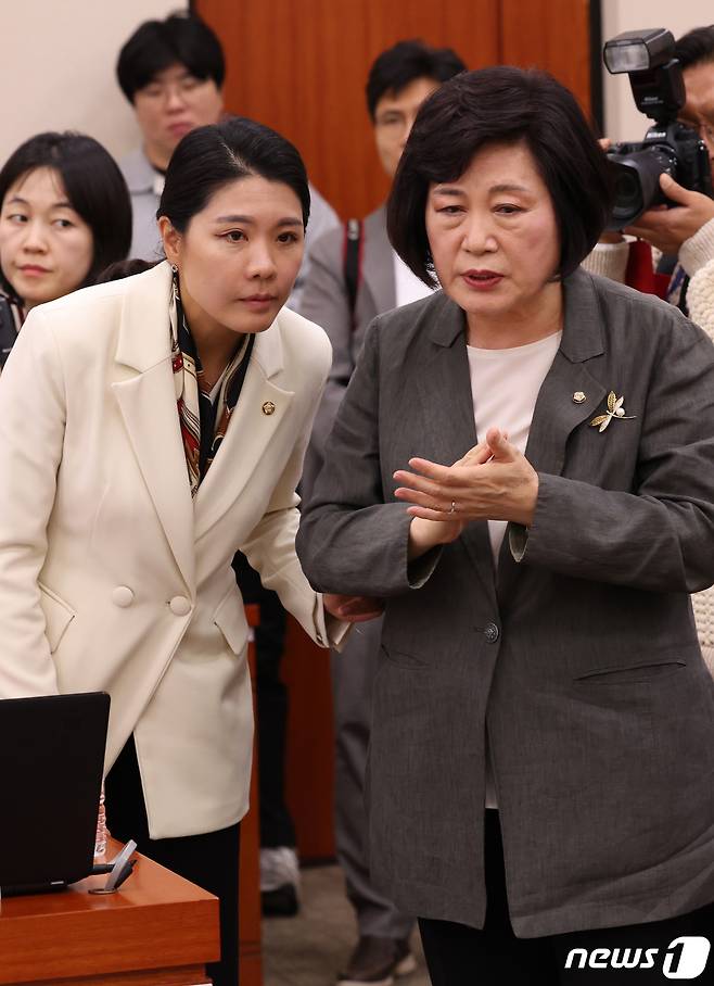 정경희 국민의힘 여성가족위 간사와 신현영 더불어민주당 간사가 5일 서울 여의도 국회에서 열린 김행 여성가족부 장관 후보자 인사청문회에서 대화를 하고 있다. 2023.10.5/뉴스1 ⓒ News1 송원영 기자