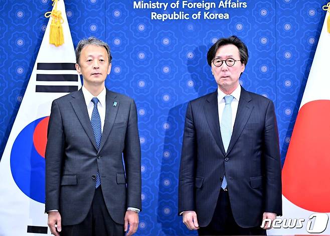 장호진 외교부 제1차관(오른쪽)과 오카노 마사타카 일본 외무성 사무차관. (외교부 제공) 2023.10.5./뉴스1