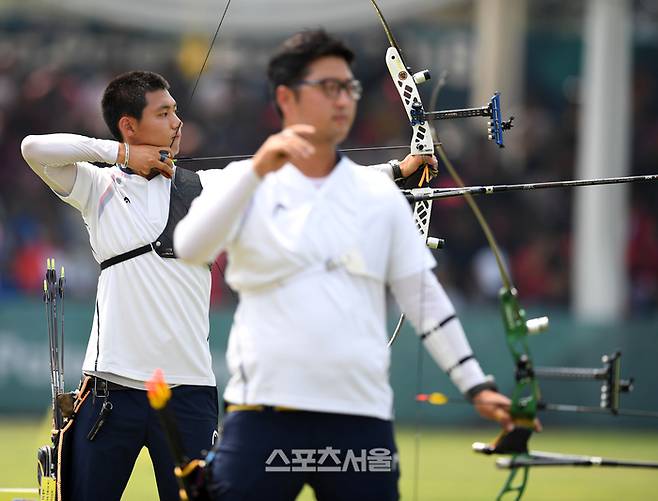 양궁 김우진(왼쪽)과 이우석이 28일 인도네시아 자카르타 겔로라 붕 카르노(GBK) 양궁장에서 열린 2018 자카르타-팔렘방 아시안게임 남자 양궁 리커브 개인전 결승 대결을 펼쳤다. 이우석이 활시위를 당기고 있다. 2018. 8. 28. 자카르타(인도네시아) | 최승섭기자 thunder@sportsseoul.com