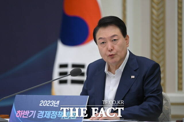 대통령실은 추석 연휴가 끝나고 지난 3일 윤석열 대통령이 향후 '따뜻한 경제 일정'을 더 많이 소화할 것이라고 예고했다. 지난 7월 4일 청와대 영빈관에서 2023년 하반기 경제정책 방향에 관한 제18차 비상경제민생회의를 주재하고 있는 윤 대통령. /대통령실 제공