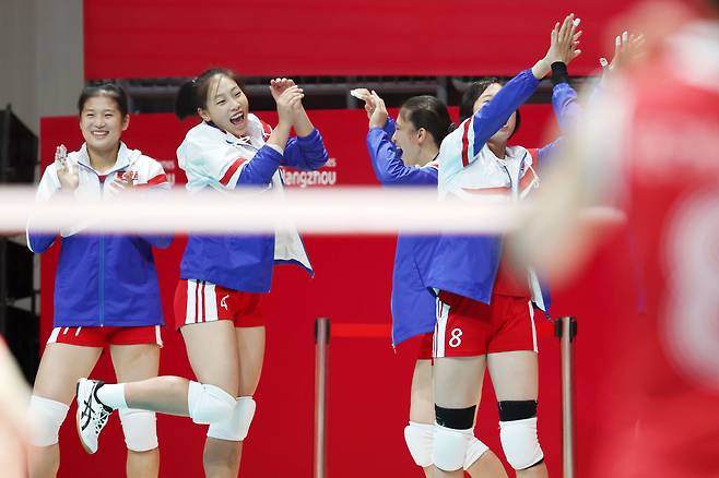 5일 중국 항저우 사범대학 창첸캠퍼스 체육관에서 열린 2022 항저우 아시안게임 여자 배구 8강 라운드 E조 대한민국과 북한의 경기에서 코트 밖 북한 선수들이 득점 성공에 기뻐하고 있다. /뉴스1