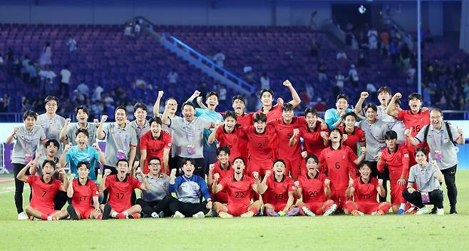 4일 오후 중국 항저우 황룽 스포츠센터 스타디움에서 열린 2022 항저우 아시안게임 남자 축구 대한민국과 우즈베키스탄의 4강전에서 2대1로 승리한 대한민국 선수들이 기념촬영을 하고 있다./뉴스1