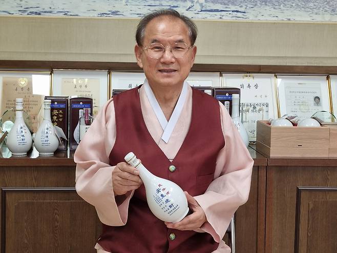 고 조옥화 여사에 이어 민속주 안동소주 대표를 맡고 있는 2대 김연박 대표. 식품명인 타이틀을 물려받았다. /박순욱 기자