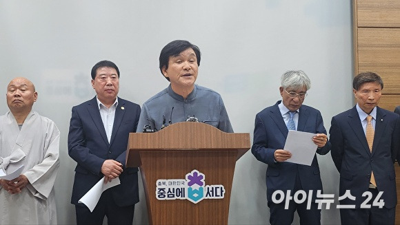 충북지역 종교·학계·시민사회 원로들이 5일 충북도청 브리핑룸에서 연 김영환 충북지사에 대한 주민소환 추진 관련 기자회견에서 주서택 청주주님의교회 원로목사가 의견을 밝히고 있다. [사진=한준성 기자]