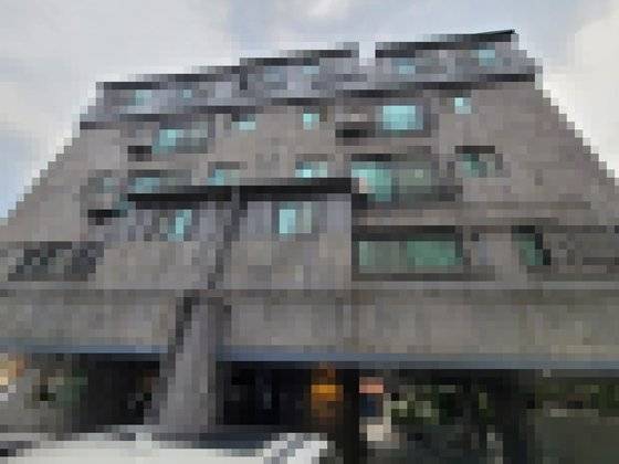 2018년 사용승인을 받은 서울 강서구 화곡동의 6층짜리 빌라. 17개 호실 중 12개 호실이 2021년부터 공실 상태다. 남겨진 5개 호실 임차인과 임대인들은 공실 탓에 매달 내야 하는 관리비 부담이 커진 데다 관리업체가 계약 종료까지 한 차례 통보해 엘리베이터, 공용 전기, 소방 설비, 정화조 수도 등을 사용하지 못할까봐 전전긍긍하고 있다. 손성배 기자