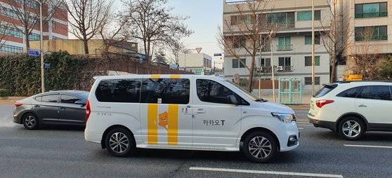 카카오모빌리티는 5일부터 해외앱 연동 서비스를 시작한다. 위챗 등 이용자가 쓰던 앱 그대로 국내에서 카카오T벤티 등을 호출할 수있다. [중앙포토]
