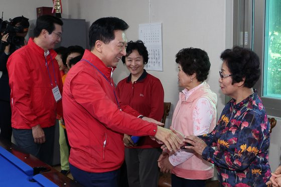 강서구청장 보궐선거 사전투표를 하루 앞두고 김태우 후보 지원 유세에 나선 김기현 국민의힘 대표가 5일 오후 서울 강서구의 한 아파트 경로당에서 어르신과 인사를 나누고 있다. 뉴스1