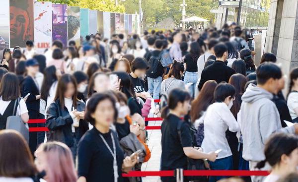 제28회 부산국제영화제(BIFF) 개막식이 열린 부산 해운대구 영화의전당에 수많은 영화 팬이 몰려 축제의 시작을 기다리고 있다.  김정록 기자