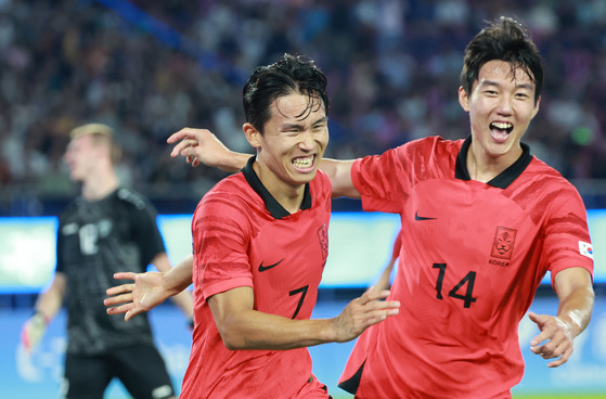 Jeong Woo-yeong, left, celebrates with Lee Han-beom after scoring the second in Korea's 2-1 Asian Games semifinal win over Uzbekistan at HSC Stadium in Hangzhou, China on Wednesday.  [YONHAP]