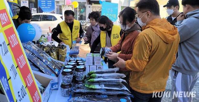 전남도와 수협중앙회 전남본부가 공동으로 7일까지 3일간 광주 충장축제 행사장에서 제6회 ‘어식백세’ 전남 수산물 직거래 장터를 운영한다. 사진=전남도