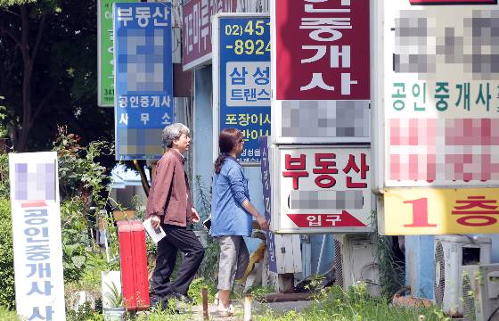 5일 국토교통부에 따르면 주택 임대차 계약서에 개업공인중개사의 이름이나 전화번호 등 인적사항을 필수적으로 기재해야 한다는 내용의 '부동산 거래신고법 시행규칙' 개정안이 입법예고됐다. 최근 수많은 피해자를 양산한 전세사기 사건에 공인중개사가 개입되는 일이 늘었음에도 정보 미비로 피해자 구제가 어렵다는 지적이 이어진 것이 배경이 됐다./사진=머니투데이