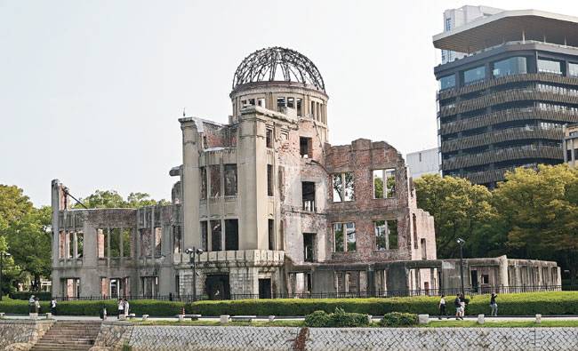 원폭 투하 직후의 모습을 그대로 남겨둔 히로시마 시내의 원폭 돔.