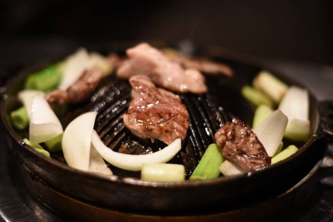 대파와 양파를 곁들이는 일본 징기스칸 요리. 이치류.