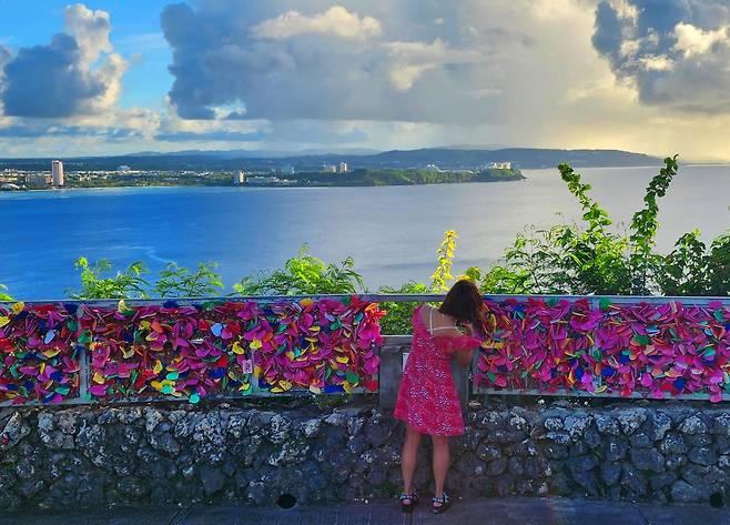 세계 각국의 여행자들이 사랑의 약속을 봉인해둔 핑크빛 자물통들.