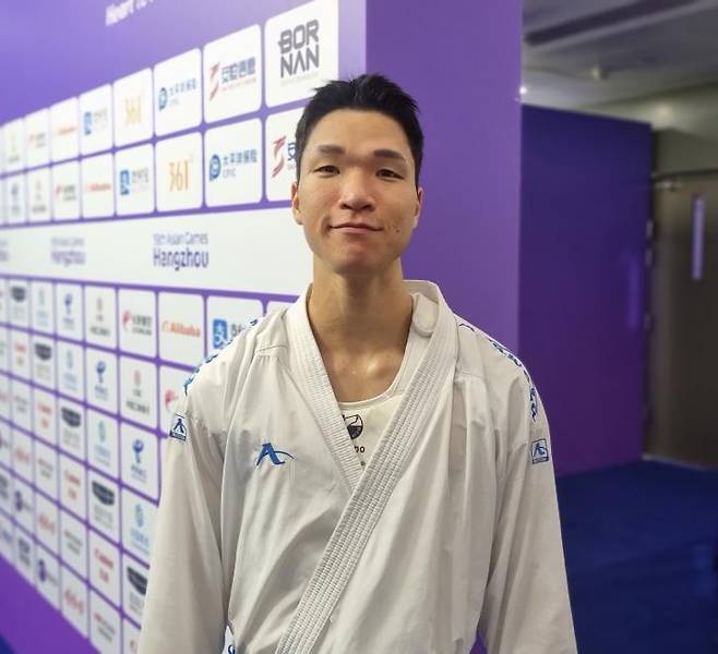 가라테 국가대표 피재윤이 5일 중국 항저우 린핑 스포츠센터 체육관에서 열린 가라테 구미테 남자 75㎏급 16강을 마친 뒤 공동취재구역에서 인터뷰하고 있다. [연합]