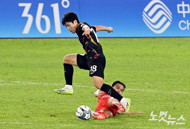 축구 대표팀 이강인이 1일 오후 중국 항저우 황룽 스포츠센터 스타디움에서 열린 '2022 항저우 아시안게임' 축구 8강전 중국과의 경기에서 중국 선수의 태클을 피하고 있다. 항저우(중국)=황진환 기자