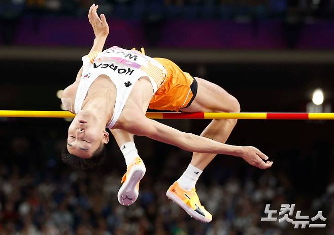 3일 중국 항저우 올림픽 스포츠센터 스타디움에서 열린 2022 항저우 아시안게임 남자 높이뛰기 결선에서 우상혁이 2m29 1차시기를 성공하고 있다. 항저우(중국)=황진환 기자