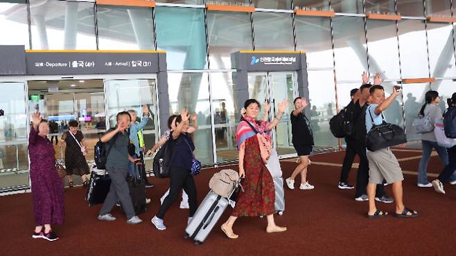 인천항 국제여객터미널에 입국한 중국인 단체관광객. 연합뉴스