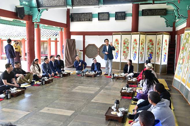 경북문화관광공사 김성조 사장이 경주향교에서 주한미군을 상대로 그림에 대해 설명하고 있다. 공사 제공