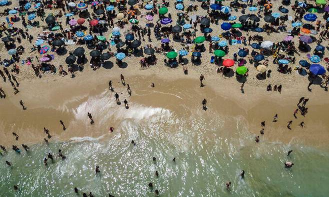 브라질 리우데자네이루의 이파네마 해변에 극심한 더위를 피하려는 피서객들이 모여 있다. AP뉴시스