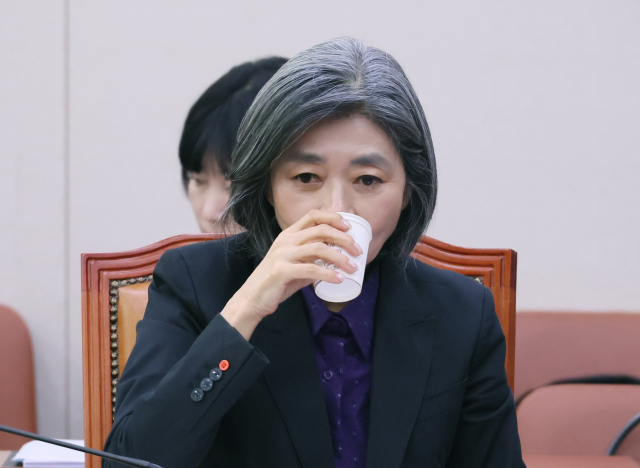 김행 여성가족부 장관 후보자가 5일 국회에서 열린 인사청문회에 참석, 물을 마시고 있다. 연합뉴스