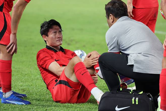 ▲ 고통스러워하는 엄원상. ⓒ연합뉴스