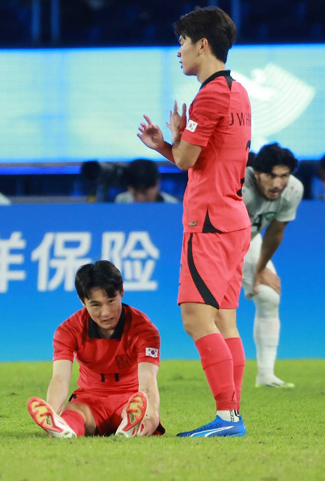 ▲ 통증에 일어나지 못하고 있는 엄원상. 황재원이 '뛸 수 없다'는 제스처를 했다. ⓒ연합뉴스