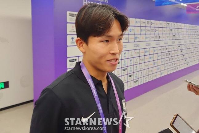 정우영이 4일 경기 승리 후 취재진과 인터뷰를 하고 있다. /사진=안호근 기자