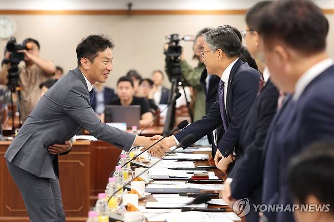 은행장들과 인사 나누는 이복현 금감원장 (서울=연합뉴스) 김주성 기자 = 이복현 금융감독원장이 5일 오전 서울 영등포구 금융감독원에서 열린 비대면 금융사고 예방 추진을 위한 협약식에서 국내 은행장들과 인사를 나누고 있다. 2023.10.5 utzza@yna.co.kr