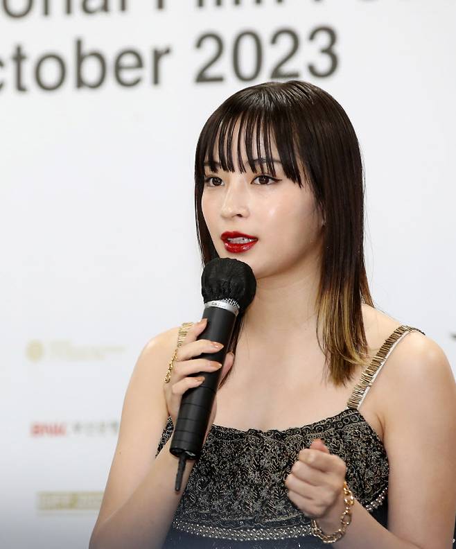 일본 배우 히로세 스즈가 6일 오후 부산 해운대구 영상산업센터에서 진행된 영화 ‘키리에의 노래’(감독 이와이 슌지) 기자간담회에서 포즈를 취하고 있다.(사진=뉴스1)
