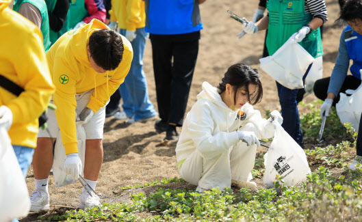 윤석열 대통령의 부인 김건희 여사가 6일 제주 서귀포시 광치기 해변에서 반려해변 정화활동을 하며 쓰레기를 줍고 있다. (사진=연합뉴스)