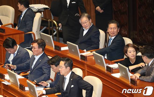 이재명 더불어민주당 대표가 6일 오후 서울 여의도 국회에서 열린 제410회 국회(정기회) 제9차 본회의에 참석해 자리하고 있다. 2023.10.6/뉴스1 ⓒ News1 임세영 기자