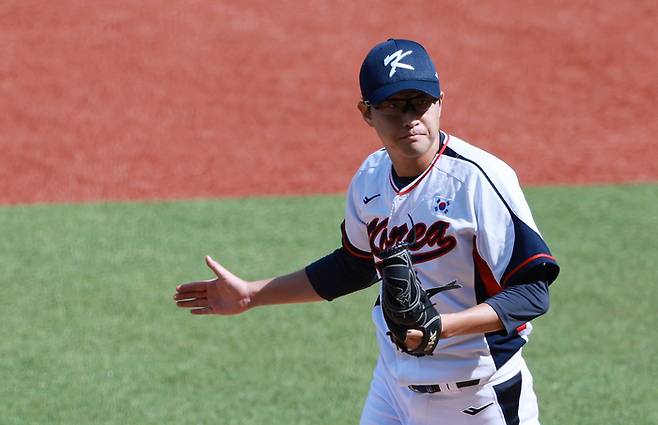 5일 중국 저장성 항저우 인근 사오싱 야구·소프트볼 스포츠센터 제1구장에서 열린 2022 항저우 아시안게임 슈퍼라운드 일본과 대한민국의 경기. 6회초 대한민국 선발 투수 박세웅이 일본 타선을 무실점으로 막으며 이닝 종료 뒤 마운드를 내려가며 박수를 치고 있다. 사진 | 샤오싱=연합뉴스