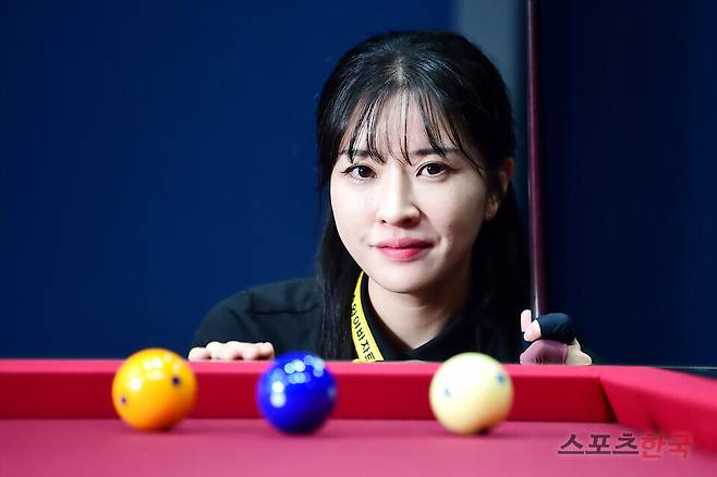 프로당구 선수 한슬기가 스포츠한국과의 인터뷰에서 포즈를 취하고 있다. ⓒ이혜영 기자 lhy@hankooki.com