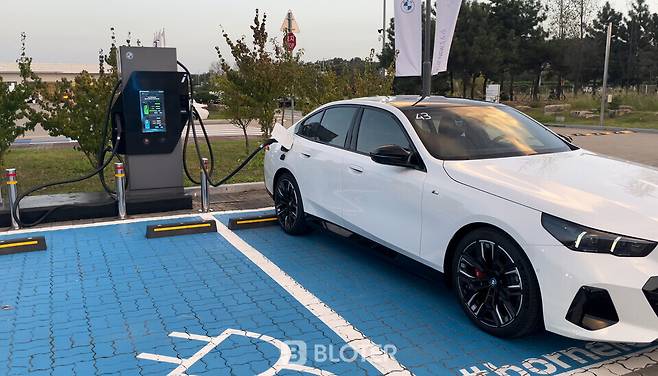 인천 영종도 BMW 드라이빙센터 내 전기차 충전소에서 급속충전중인 BMW i5 (사진=조재환 기자)