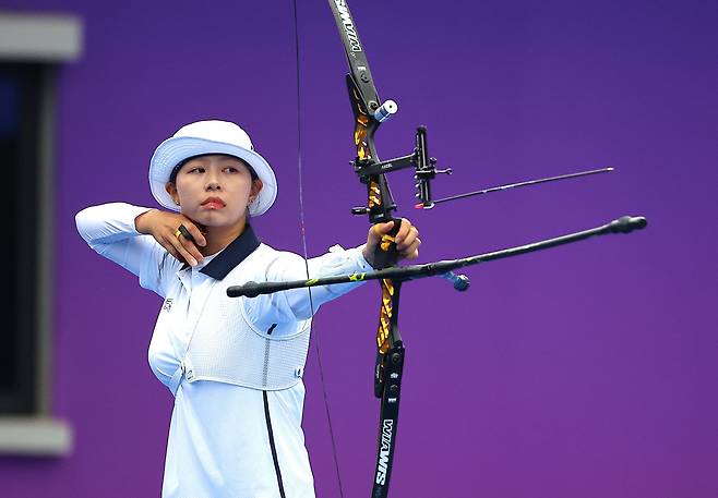 6일 중국 항저우 푸양 인후 스포츠센터 양궁장에서 열린 2022 항저우 아시안게임 양궁 리커브 여자 단체전 결승에서 임시현이 활시위를 당기고 있다. /김동환 기자