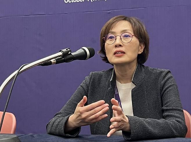 김빛내리 서울대 생명과학부 석좌교수가 6일 부산 벡스코에서 열린 ‘2023 한국생물공학회 추계학술대회’에서 기자들을 만나 인터뷰하고 있다./한국과학기자협회