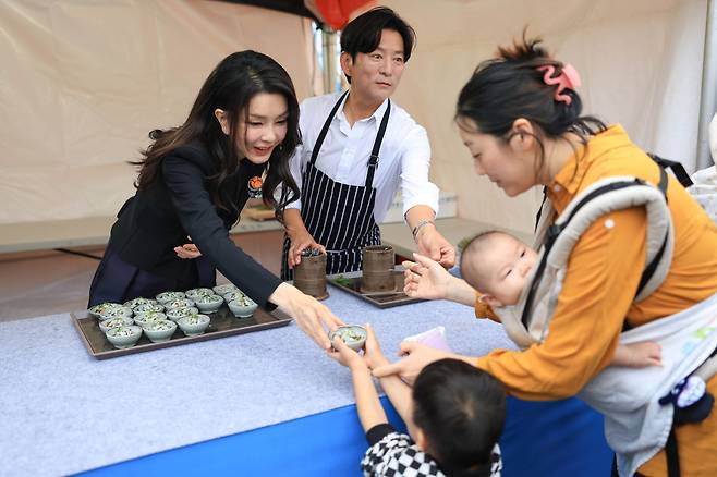 김건희 여사가 6일 오후 제주 서귀포항에서 열린 제4회 서귀포 은갈치 축제 개막식에 참석해 강레오 쉐프와 시민들에게 시식용 은갈치회를 나눠주고 있다. /대통령실 제공