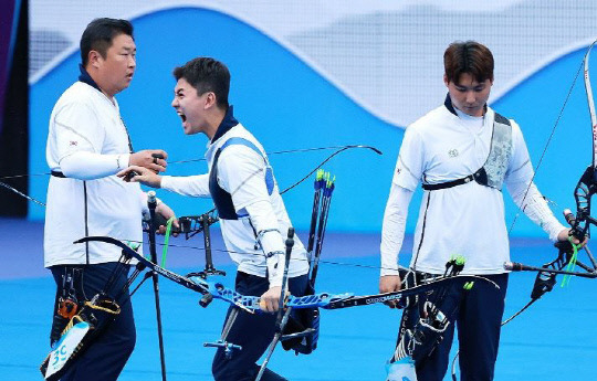 김제덕이 6일 중국 항저우 푸양 인후 스포츠센터에서 열린 2022 항저우 아시안게임 양궁 리커브 남자 단체전 결승, 인도와의 경기에서 10점을 쏘고 환호하고 있다. 사진=연합뉴스