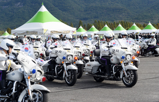 6일 개막한 2023 계룡군(軍)문화축제 내 군사경찰 오토바이 퍼레이드 모습. 사진=계룡시 제공