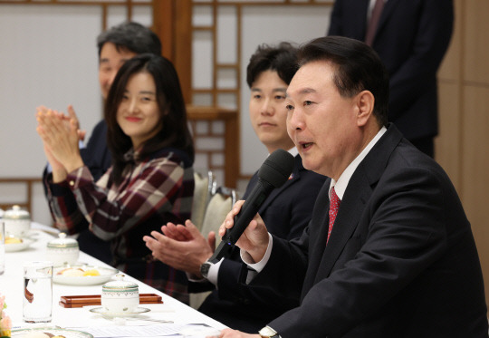 윤석열 대통령이 6일 서울 용산 대통령실 청사에서 열린 교권 보호 4법 계기 현장 교원과의 대화에서 격려의 발언을 하자 참석 교사들이 박수치고 있다.연합뉴스